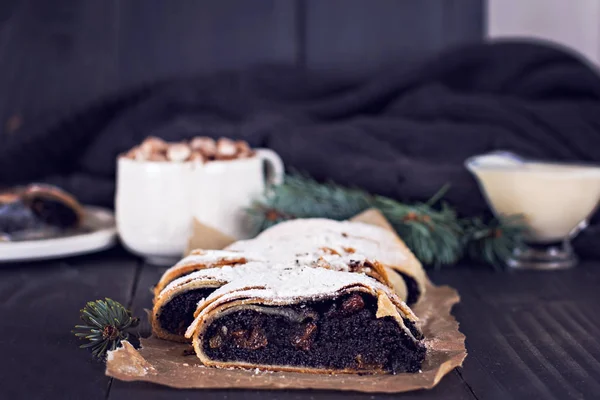 Strudel op zwarte achtergrond — Stockfoto