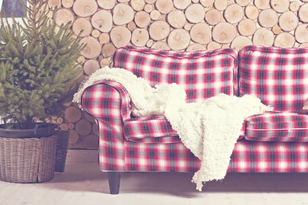 市松模様のソファー、格子縞、木、木製の壁 — ストック写真