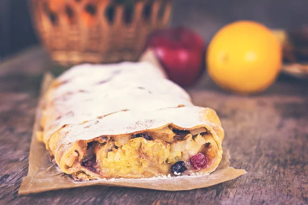 meyveli turta ve kış dekor.