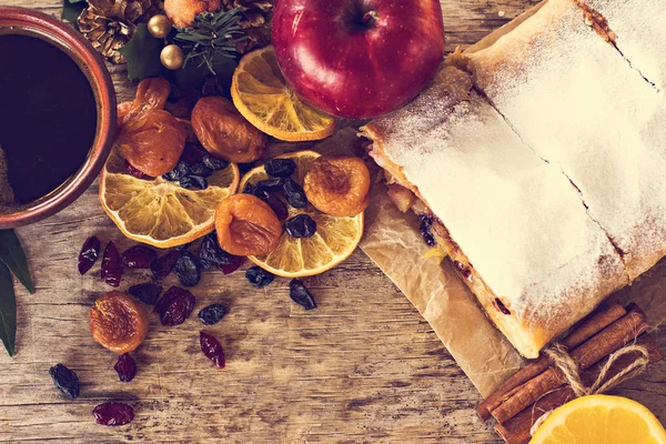 meyveli turta ve kış dekor.