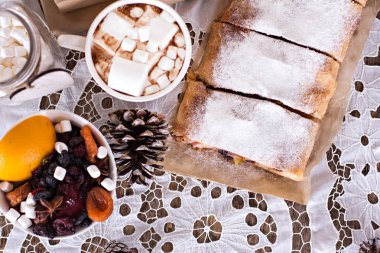 meyveli turta ve kış dekor