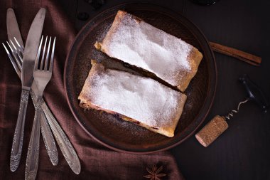 Strudel koyu arka plan üzerinde. 