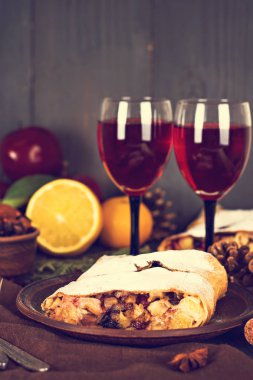 meyveli turta ve şarap