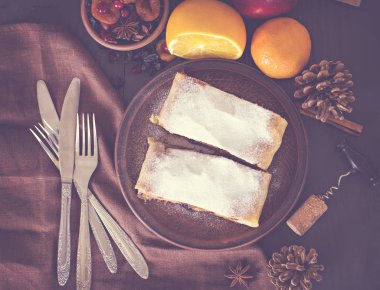 meyveli turta ve şarap