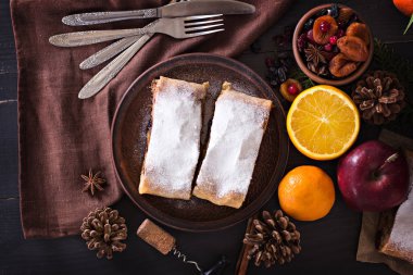 meyveli turta ve şarap