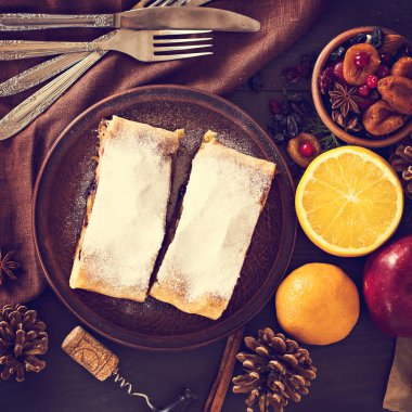 meyveli turta ve şarap