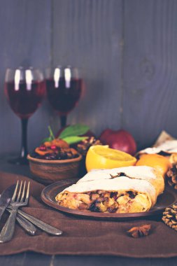 meyveli turta ve şarap