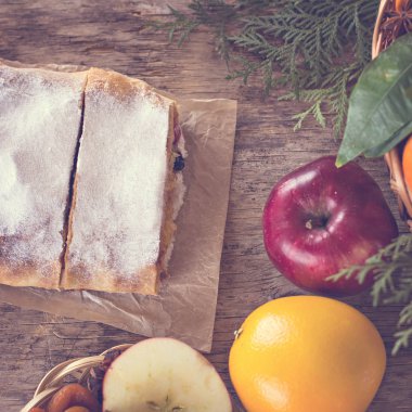 meyveli turta ve kış dekor.