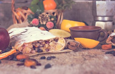 meyveli turta ve kış dekor.