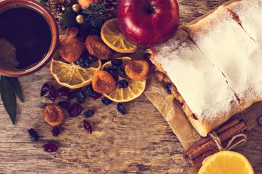 meyveli turta ve kış dekor.