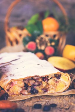 meyveli turta ve kış dekor.