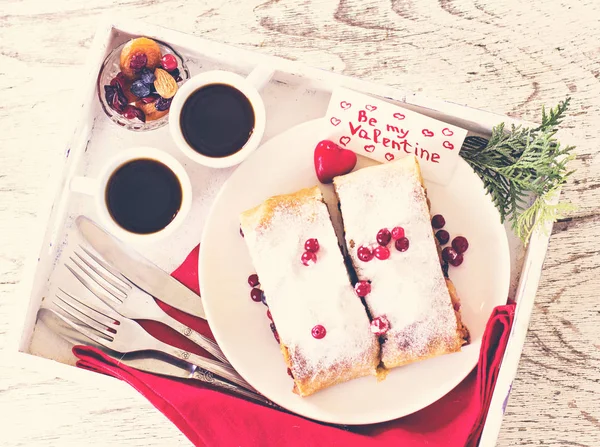 Strudel și cafea pe o tavă — Fotografie, imagine de stoc