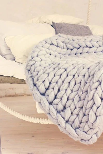ベッド、北欧スタイル、灰色の格子縞. — ストック写真