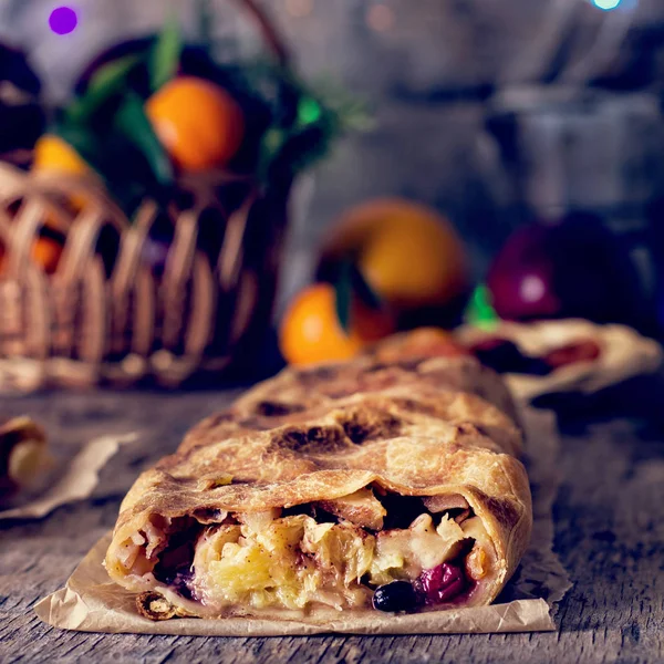 meyveli turta ve kış dekor.