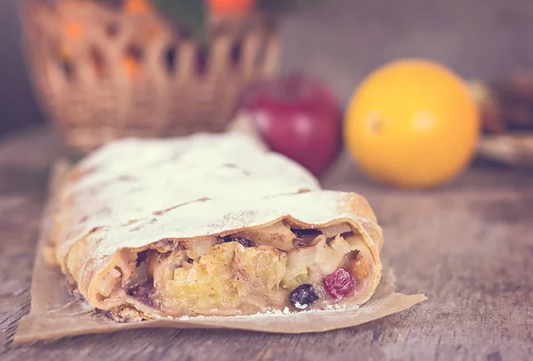 meyveli turta ve kış dekor.