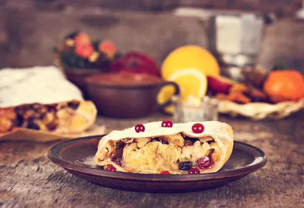 meyveli turta ve kış dekor.