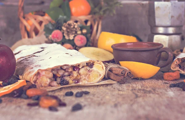 meyveli turta ve kış dekor.