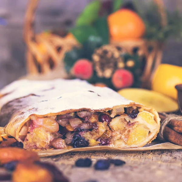 meyveli turta ve kış dekor.