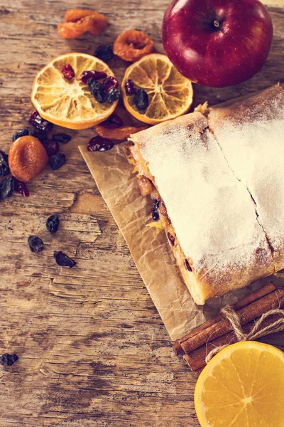 meyveli turta ve kış dekor.