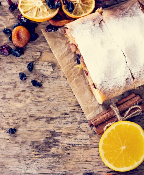 meyveli turta ve kış dekor.