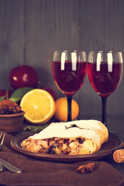 meyveli turta ve şarap