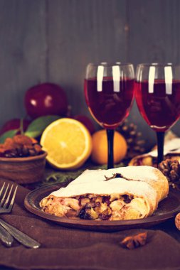 meyveli turta ve şarap