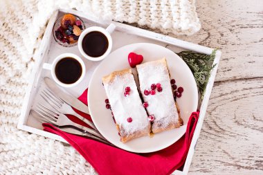 Meyveli turta ve kahve bir tepsi