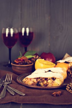 meyveli turta ve şarap