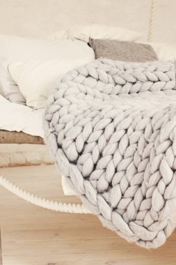 Yatak, İskandinav tarzı, gri kareli.