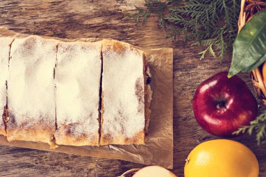 meyveli turta ve kış dekor.