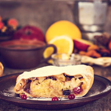 meyveli turta ve kış dekor.