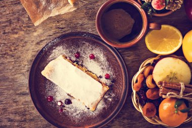 meyveli turta ve kış dekor