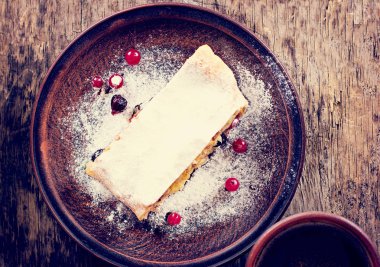 Strudel koyu arka plan üzerinde. 