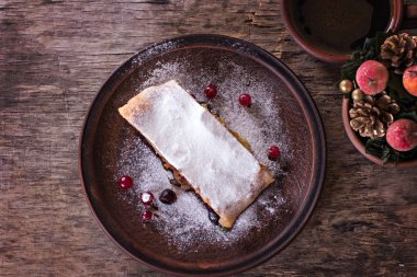 Strudel koyu arka plan üzerinde. 