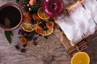 meyveli turta ve kış dekor.