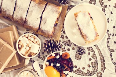 meyveli turta ve kış dekor