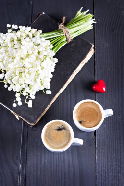 Espresso, kalp ve buket çiçek