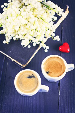 Espresso, kalp ve buket çiçek