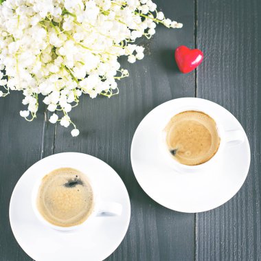 Espresso, kalp ve buket çiçek