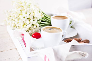 Espresso, kalp ve buket çiçek