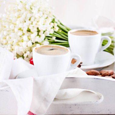 Espresso, kalp ve buket çiçek