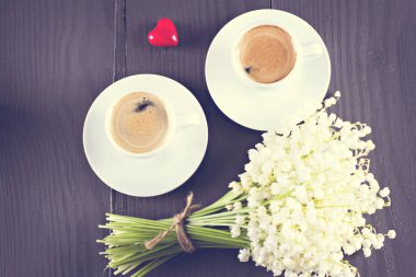 Espresso, kalp ve buket çiçek