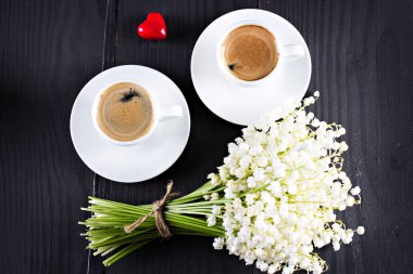 Espresso, kalp ve buket çiçek