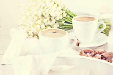 Espresso, fındık ve buket çiçek