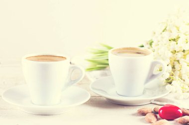 Espresso, fındık ve buket çiçek