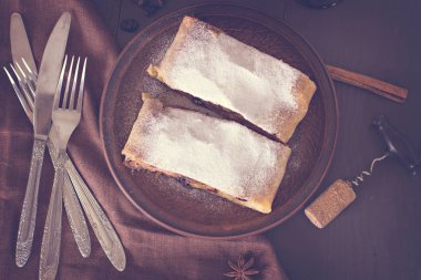 Strudel koyu arka plan üzerinde. 