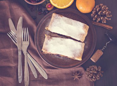 meyveli turta ve şarap