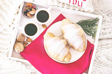 Espresso, fındık ve kruvasan