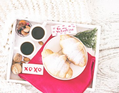 Espresso, fındık ve kruvasan