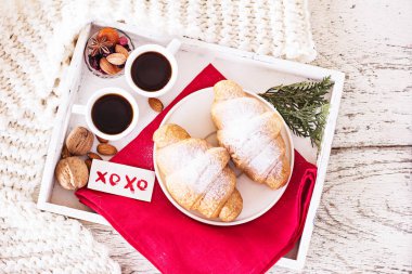 Espresso, fındık ve kruvasan